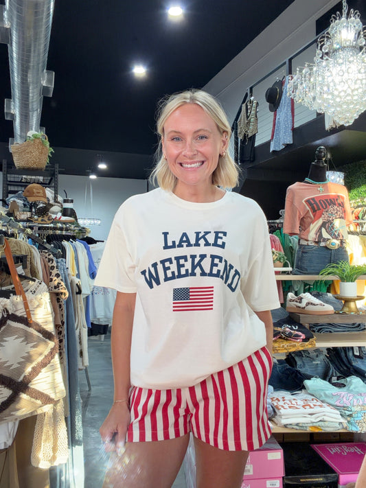 LAKE WEEKEND Graphic Tee