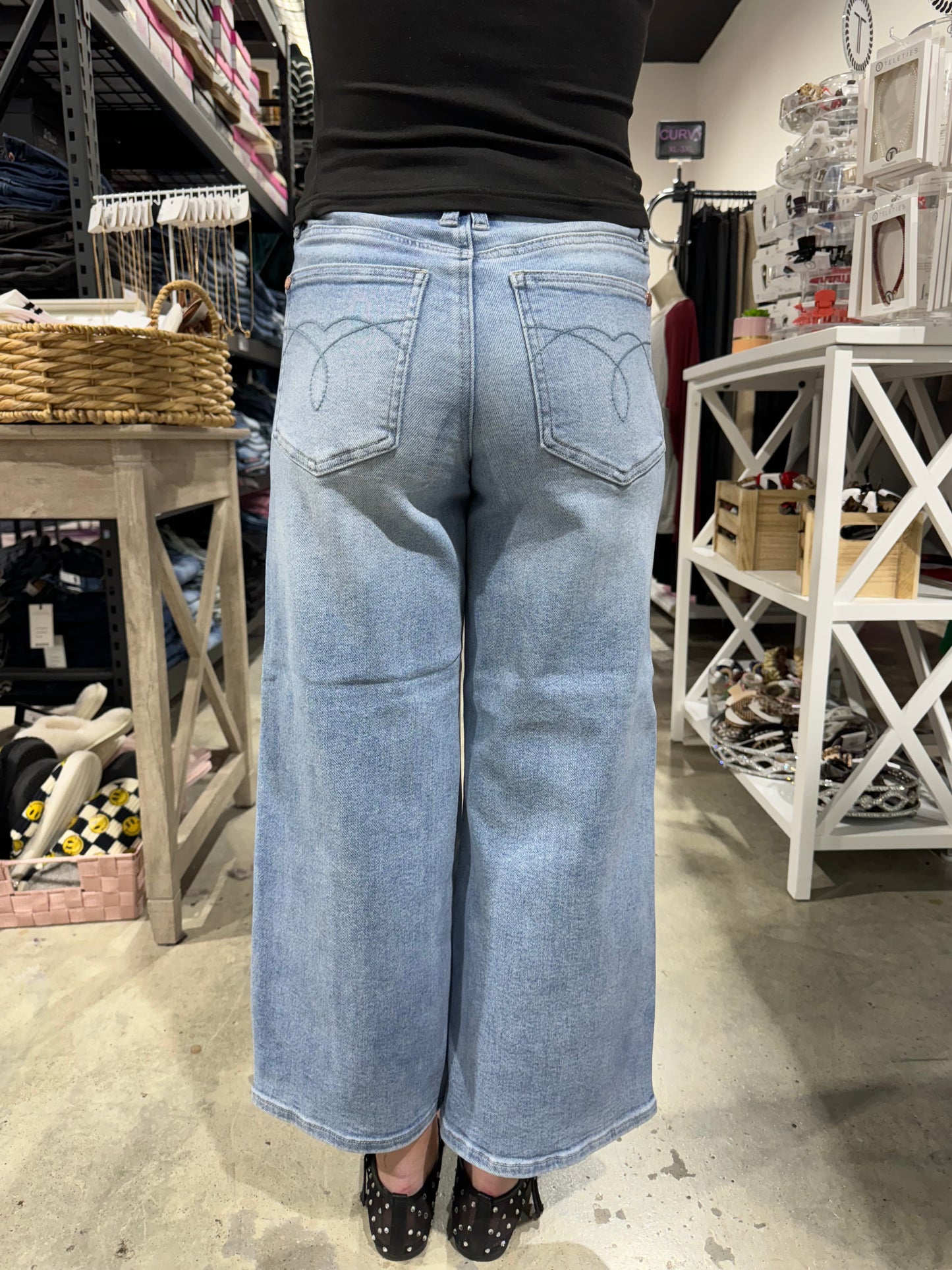 Judy Blue Mid Rise Wide Crop Vintage Pkts + CF Seam